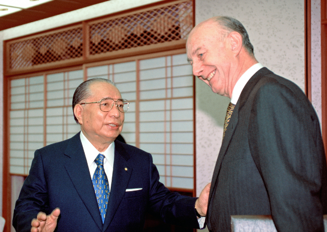 Daisaku Ikeda and Ricardo Díez-Hochleitner, February 1996, Tokyo. Credit: Seikyo Shimbun